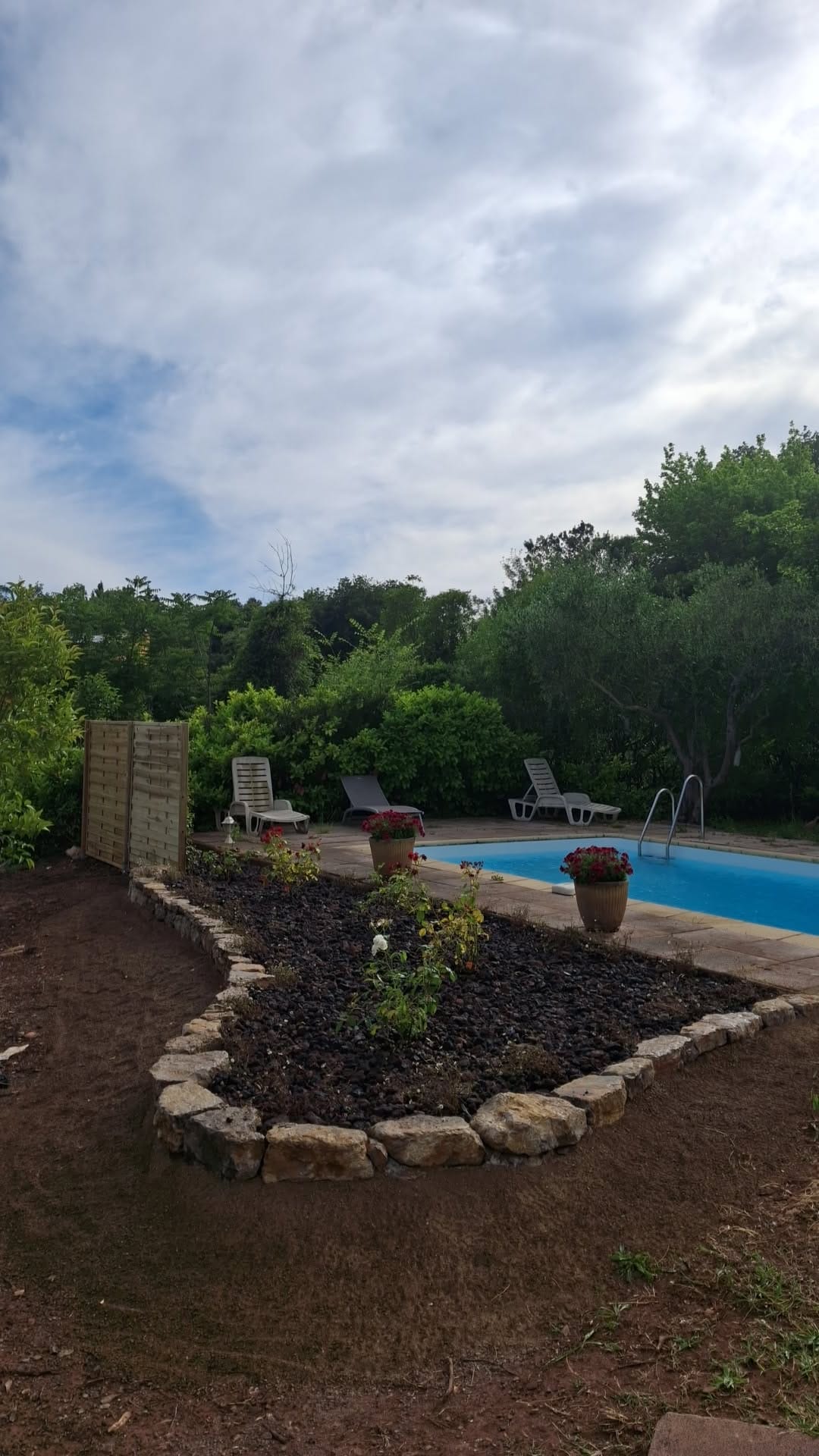 Le tour de piscine fleuri — après